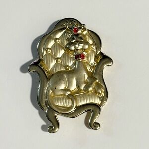 AJC Vintage Gold Tone Regal Sitting Cat With Rhinestone Collar And Crown Brooch